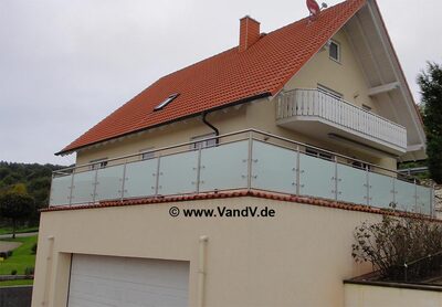 Edelstahl Glas Balkon-Geländer 21
Preise auf Anfrage unter Email: info@vandv.de
Schlüsselwörter: Balkongeländer
