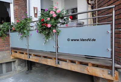 Edelstahl Glas Balkon Geländer 20
Preise auf Anfrage unter Email: info@vandv.de
Schlüsselwörter: Balkongeländer