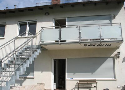 Edelstahl Glas Balkon-Geländer 19
Preise auf Anfrage unter Email: info@vandv.de
Schlüsselwörter: Balkongeländer