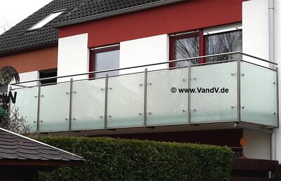 Edelstahl Glas Balkon Geländer 56
Preise auf Anfrage unter Email: info@vandv.de
Schlüsselwörter: Balkongeländer