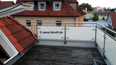 Edelstahl Glas Balkon Geländer 64
Preise auf Anfrage unter Email: info@vandv.de
Schlüsselwörter: Balkongeländer