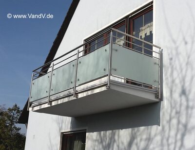 Edelstahl Glas Balkon Geländer 66
Preise auf Anfrage unter Email: info@vandv.de
Schlüsselwörter: Balkongeländer