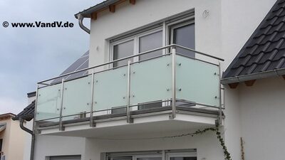 Edelstahl Glas Balkon Geländer 70
Preise auf Anfrage unter Email: info@vandv.de
Schlüsselwörter: Balkongeländer