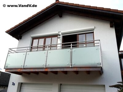 Edelstahl Glas Balkon Geländer 72
Preise auf Anfrage unter Email: info@vandv.de
Schlüsselwörter: Balkongeländer