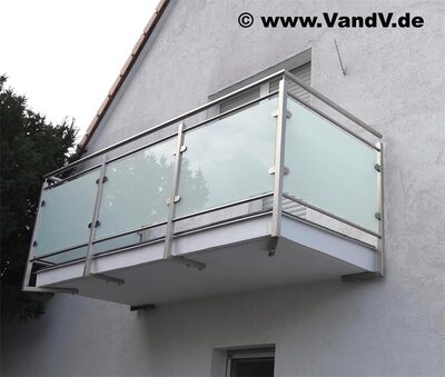 Edelstahl Glas Balkon Geländer 79
Preise auf Anfrage unter Email: info@vandv.de
Schlüsselwörter: Balkongeländer