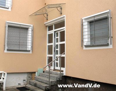 Edelstahl Treppengeländer mit Edelstahl Fenstergitter
Preise auf Anfrage unter Email: info@vandv.de
Schlüsselwörter: Treppengeländer