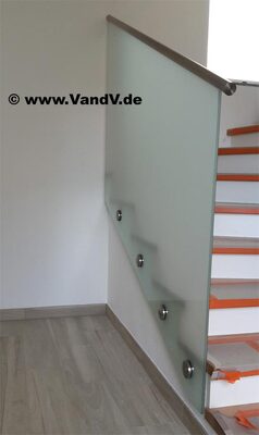 Ganzglas Edelstahl Treppen-Geländer 77
Preise auf Anfrage unter Email: info@vandv.de
Schlüsselwörter: Treppengeländer