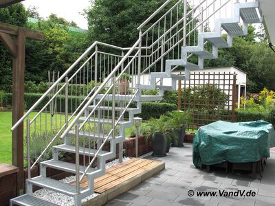 Treppe verzinkt mit Edelstahl Treppengeländer 4
Preise auf Anfrage unter Email: info@vandv.de
Schlüsselwörter: Treppengeländer