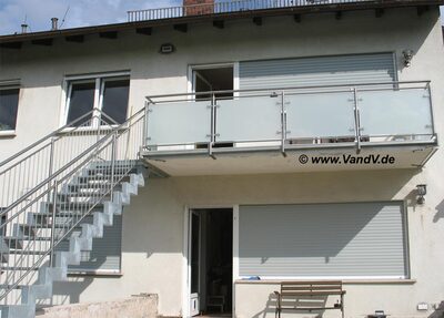 Treppe verzinkt mit Edelstahl Treppengeländer 2b
Preise auf Anfrage unter Email: info@vandv.de
Schlüsselwörter: Treppengeländer