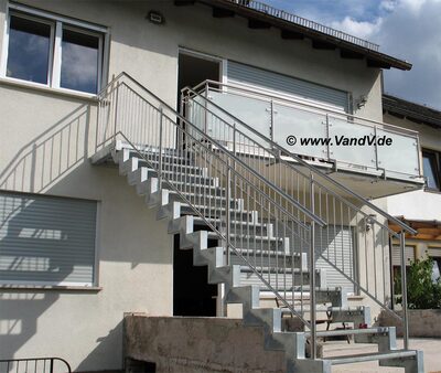 Treppe verzinkt mit Edelstahl Treppengeländer 2a
Preise auf Anfrage unter Email: info@vandv.de
Schlüsselwörter: Treppengeländer
