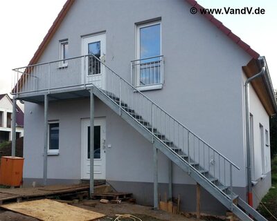 verzinkte Treppe mit Treppengeländer
Preise auf Anfrage unter Email: info@vandv.de
Schlüsselwörter: Treppengeländer