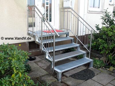 Treppe verzinkt mit Edelstahl Treppengeländer 66
Preise auf Anfrage unter Email: info@vandv.de
Schlüsselwörter: Treppengeländer