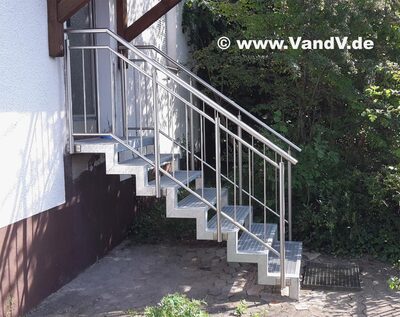 Treppe verzinkt mit Edelstahl Treppengeländer 78
Preise auf Anfrage unter Email: info@vandv.de
Schlüsselwörter: Treppengeländer