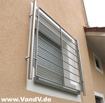 Edelstahl Fenstergitter massiv 2
Preise auf Anfrage unter Email: info@vandv.de
Schlüsselwörter: Sonstiges